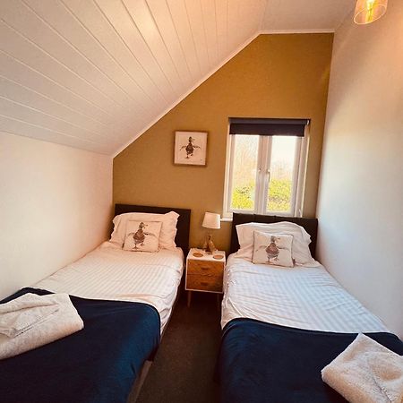 Cotswolds Lakeside Lodge - Nesbitt'S Nest South Cerney Εξωτερικό φωτογραφία