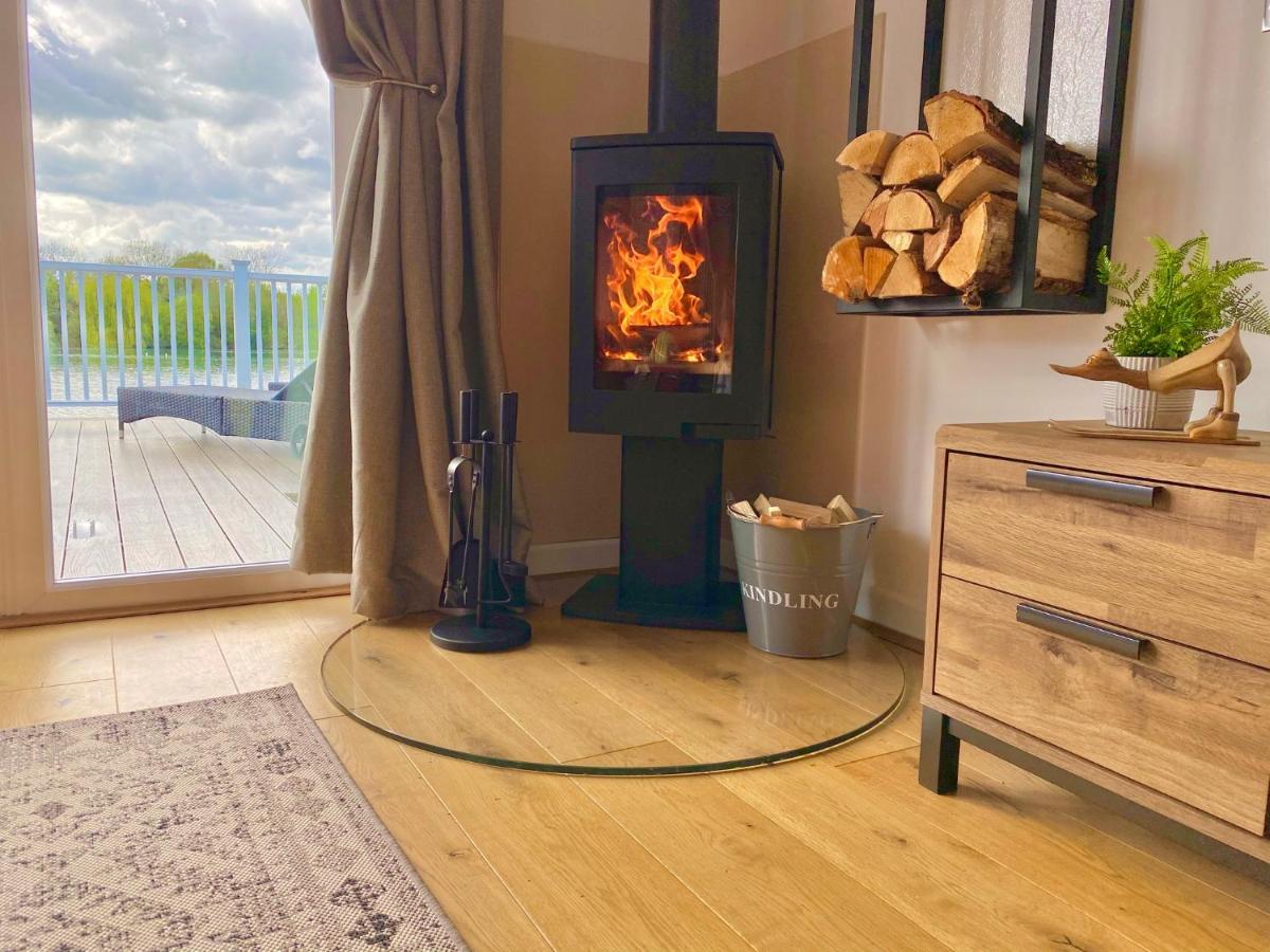 Cotswolds Lakeside Lodge - Nesbitt'S Nest South Cerney Εξωτερικό φωτογραφία