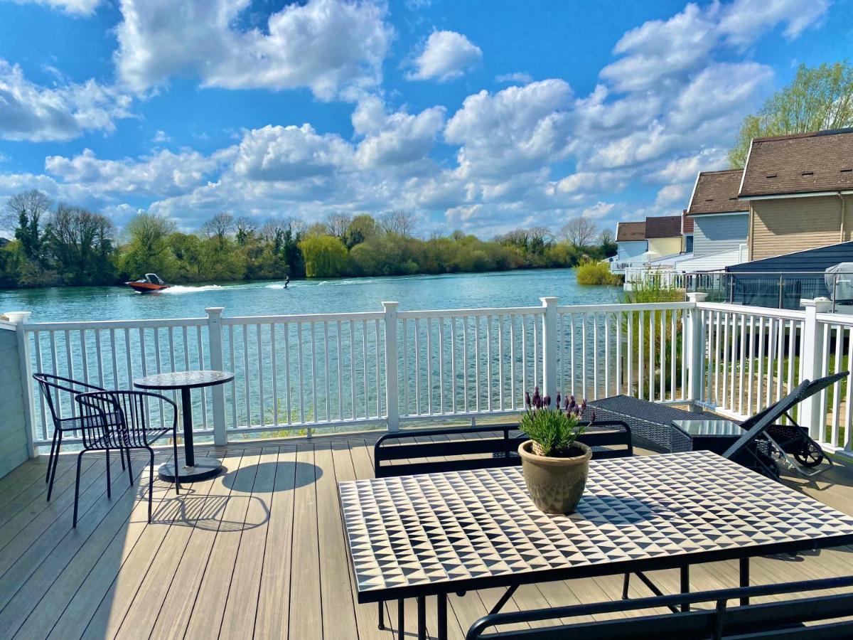 Cotswolds Lakeside Lodge - Nesbitt'S Nest South Cerney Εξωτερικό φωτογραφία